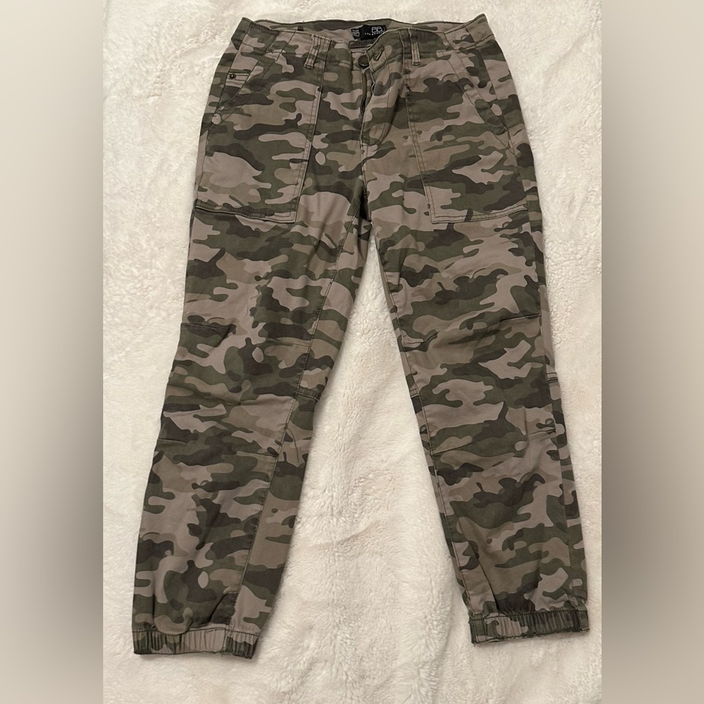Camo cargo pants, hardly used, great condition, and size 7/28.